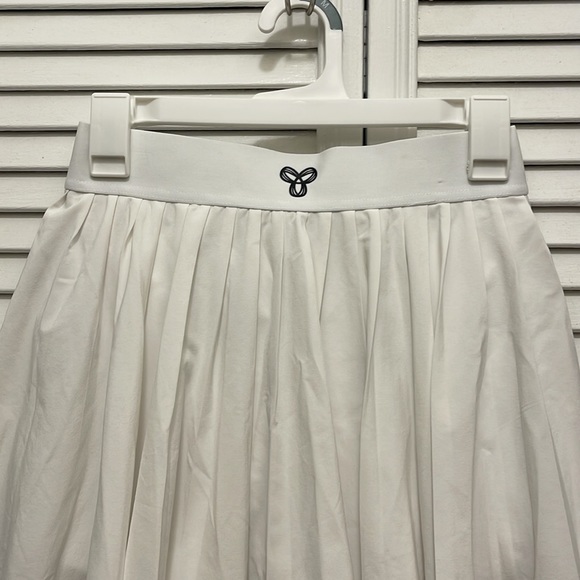aritzia tennis skort in white - Picture 4 of 4